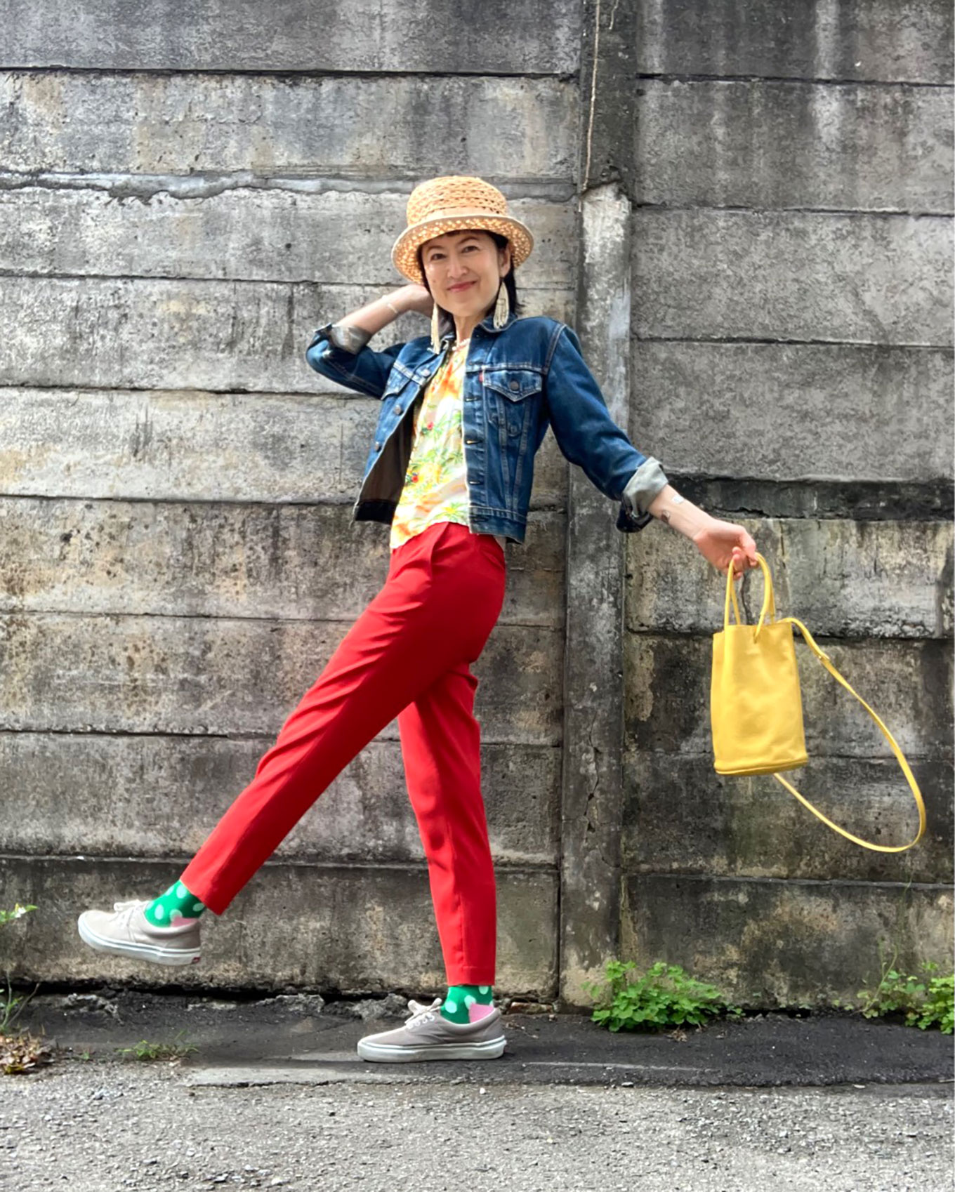 50代のアロハシャツとカラーパンツのコーディネート