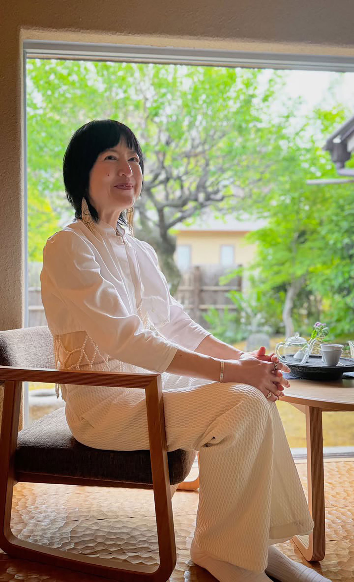 元アイドル藍田美豊さんのオールホワイト