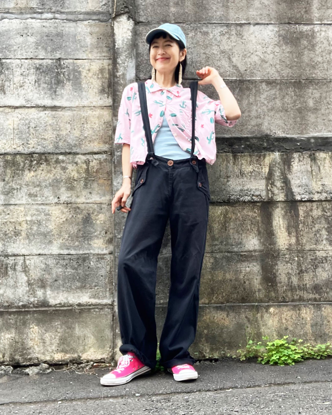 【50代のおしゃれ】元アイドル・藍田美豊さん、半袖シャツの大人カ…