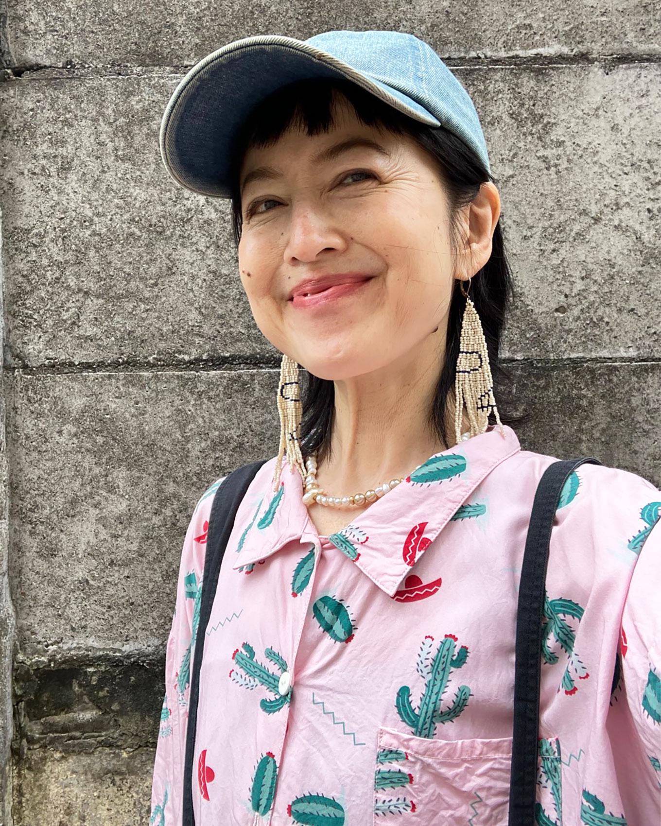 50代のアロハシャツとサロペットのコーディネート