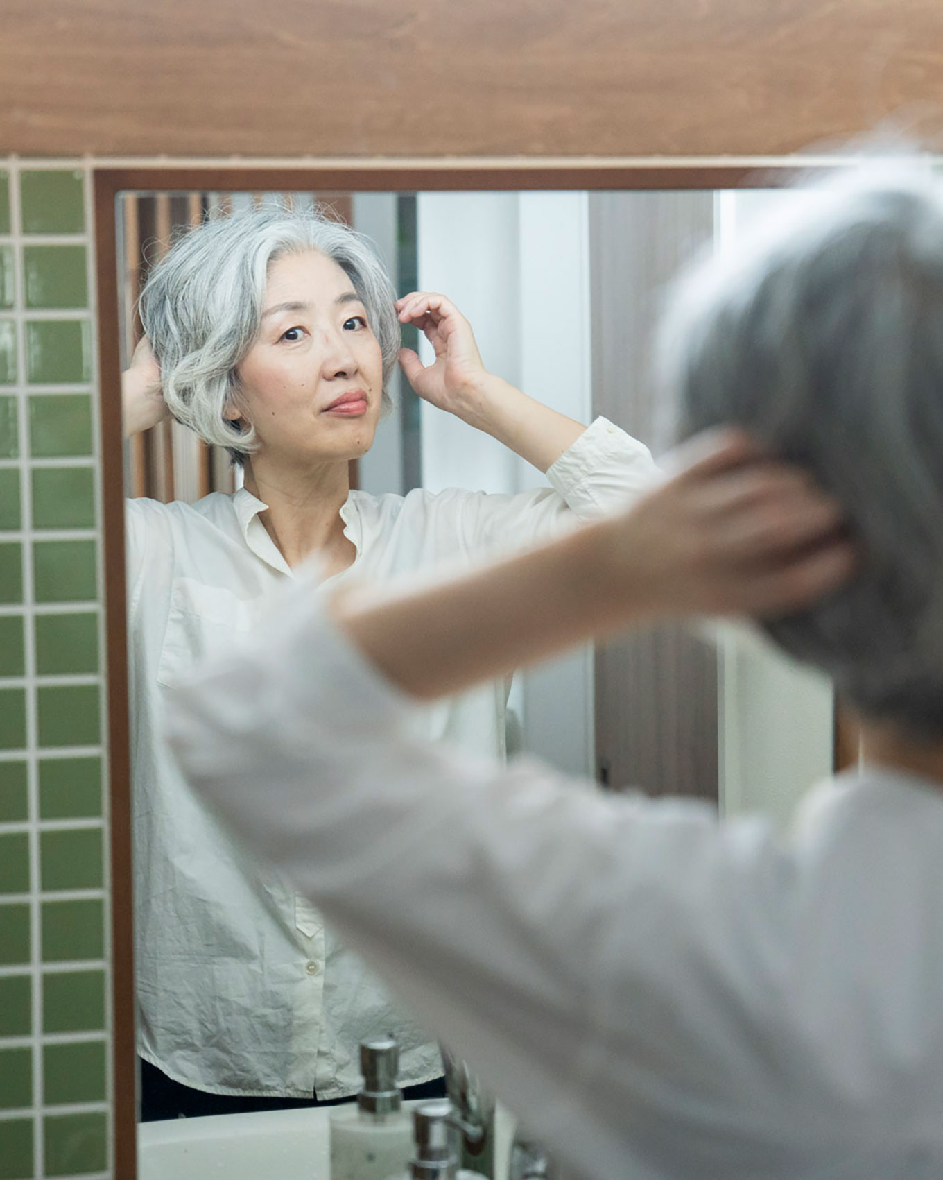 酒井りさこ(りさねーぜ)さんのシルバーヘアについて 書籍『57歳、いきいきハッピーおひとりさま暮らし』より
