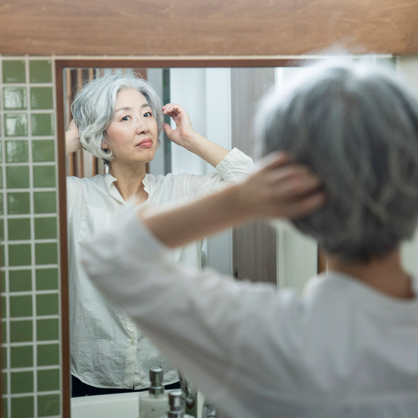 酒井りさこ(りさねーぜ)さんのシルバーヘアについて 書籍『57歳、いきいきハッピーおひとりさま暮らし』より