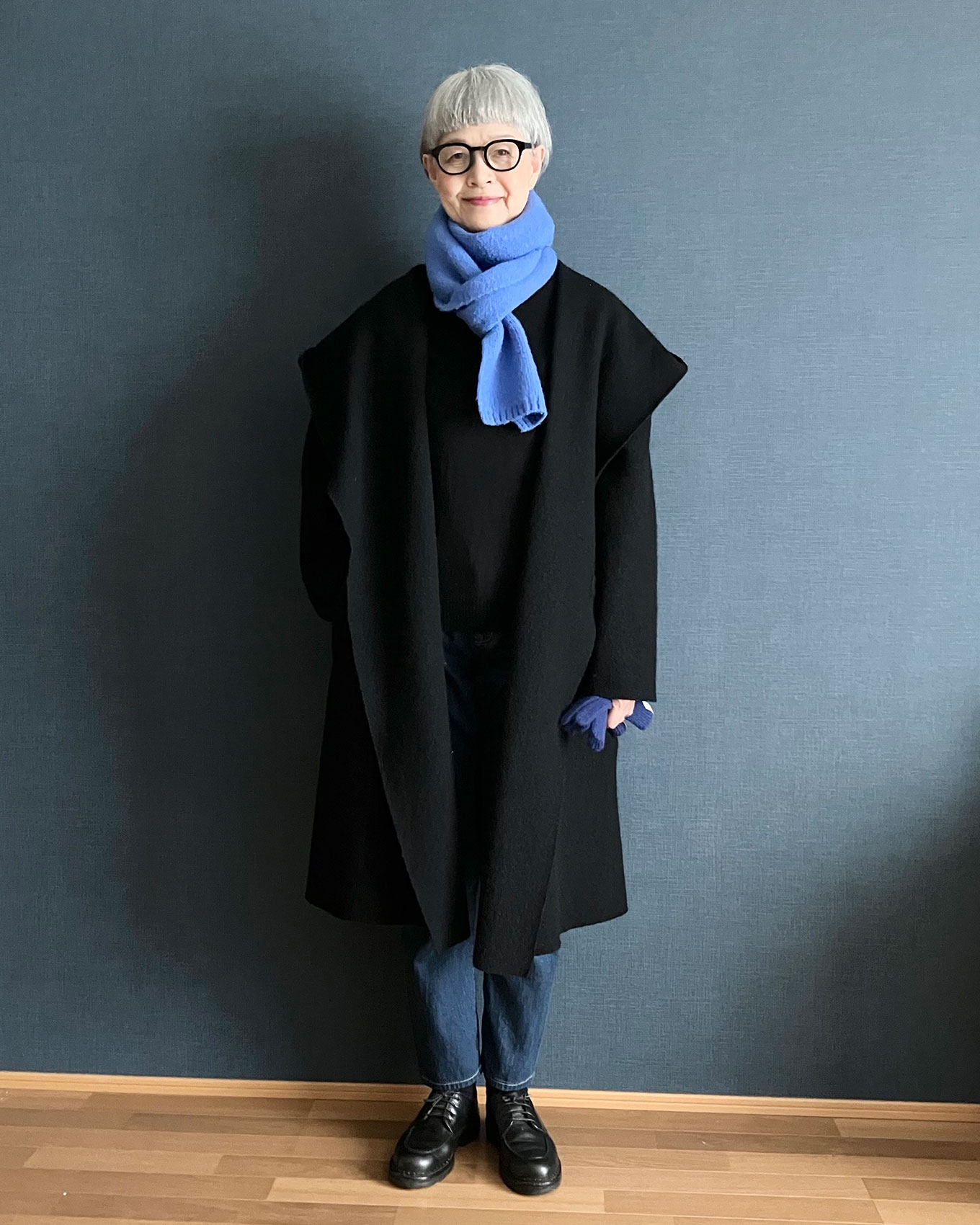 大人のおしゃれな冬モノトーンの着こなし。色小物でさらりと華やぎ…