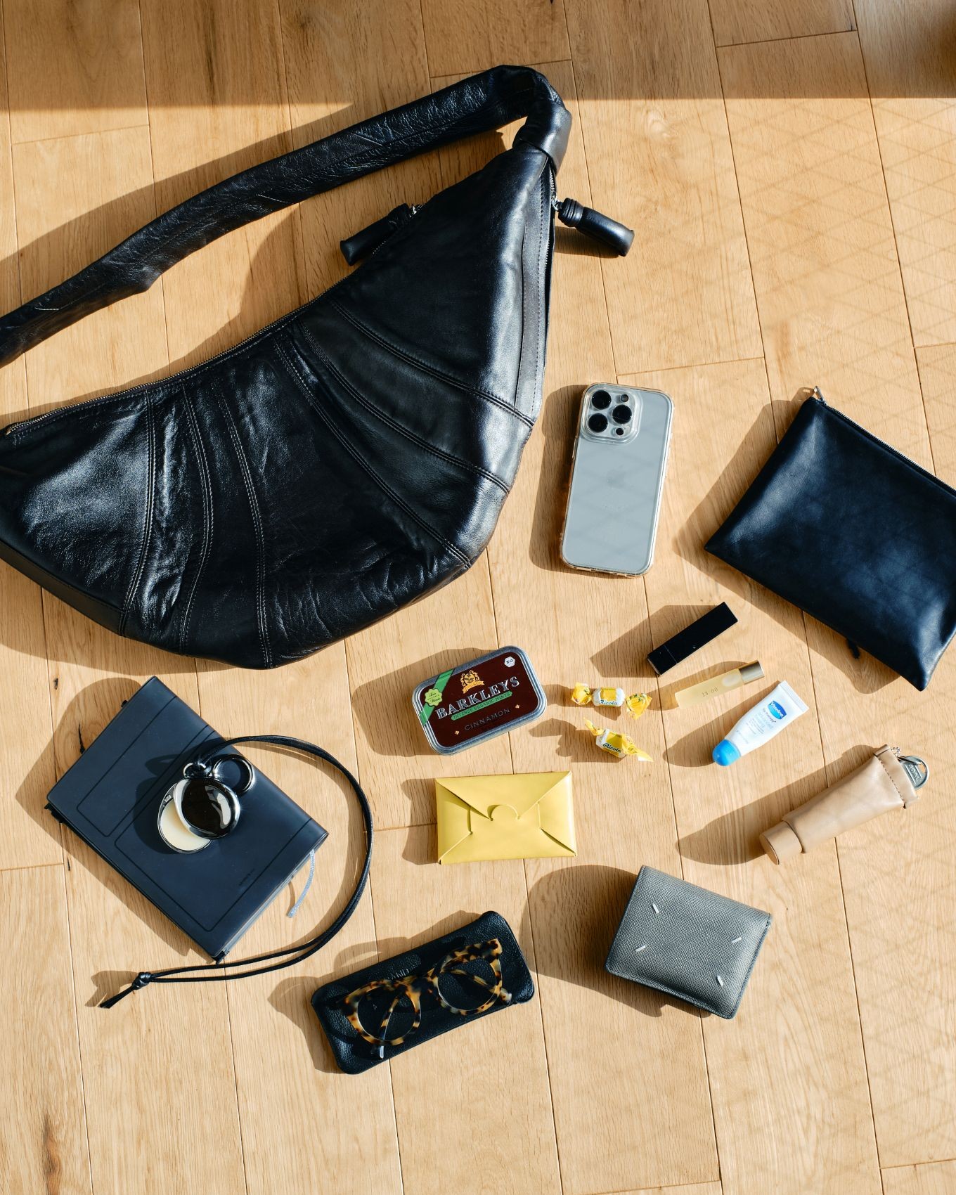 フィットして品よくキマる、軽やかなクロワッサン型バッグ【おしゃ…