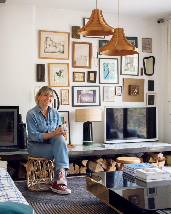 パリ郊外のインテリア。ブルーカナールやテラコッタなど「色」が素…