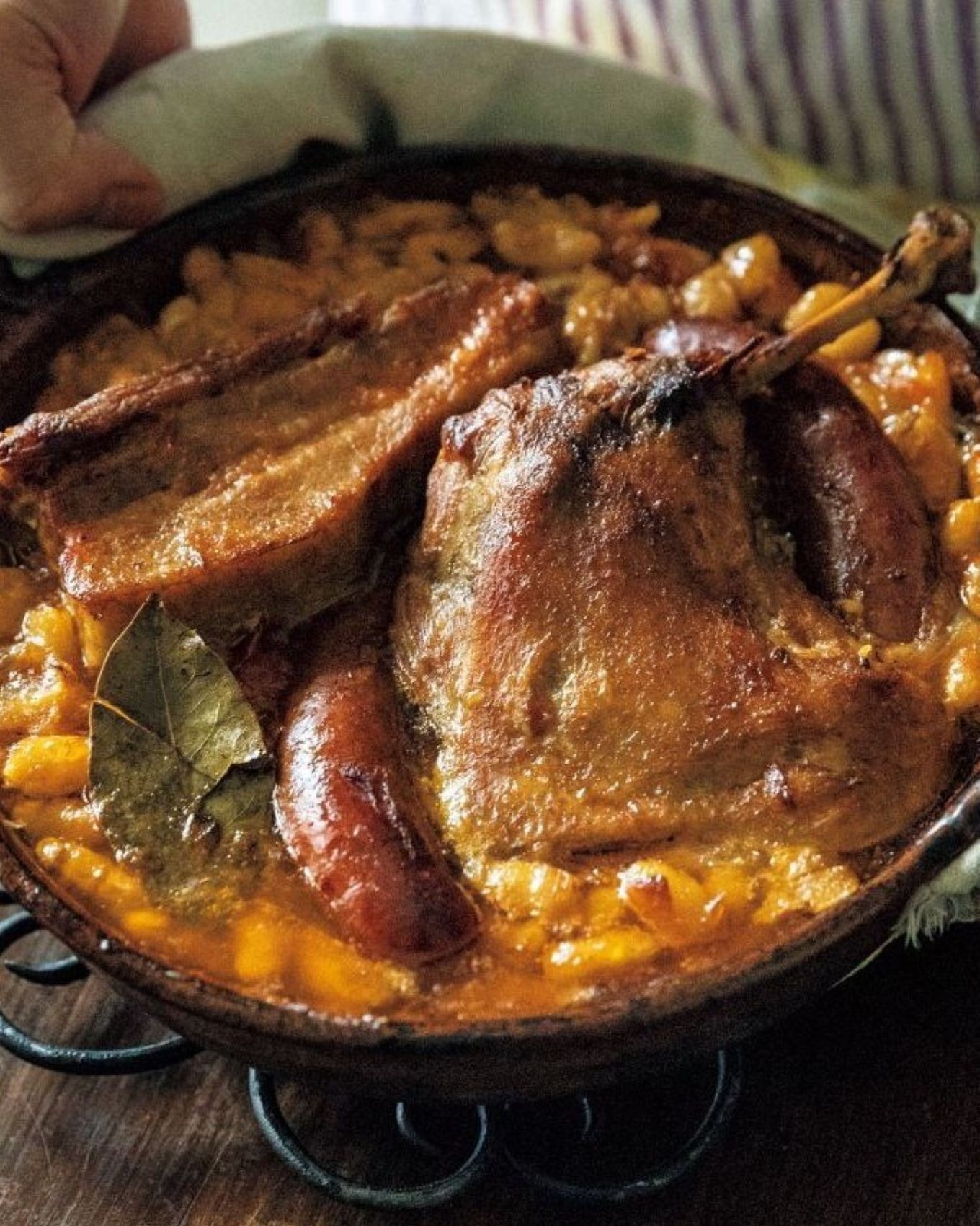 寒い夜に食べたい！フランスのアツアツ郷土料理「カスレ」。現地で…