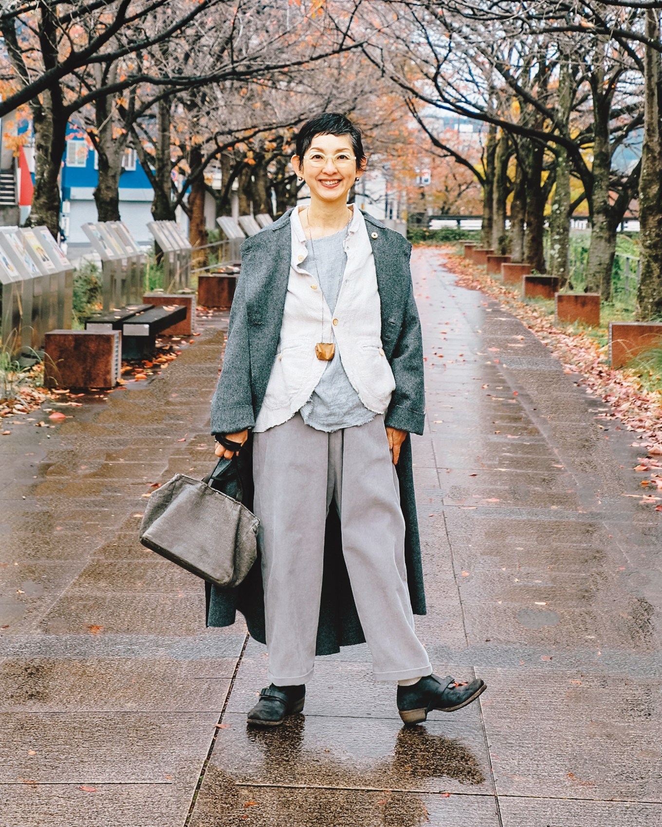 60代デザインディレクターのおしゃれスナップ。ショートのシルバー…