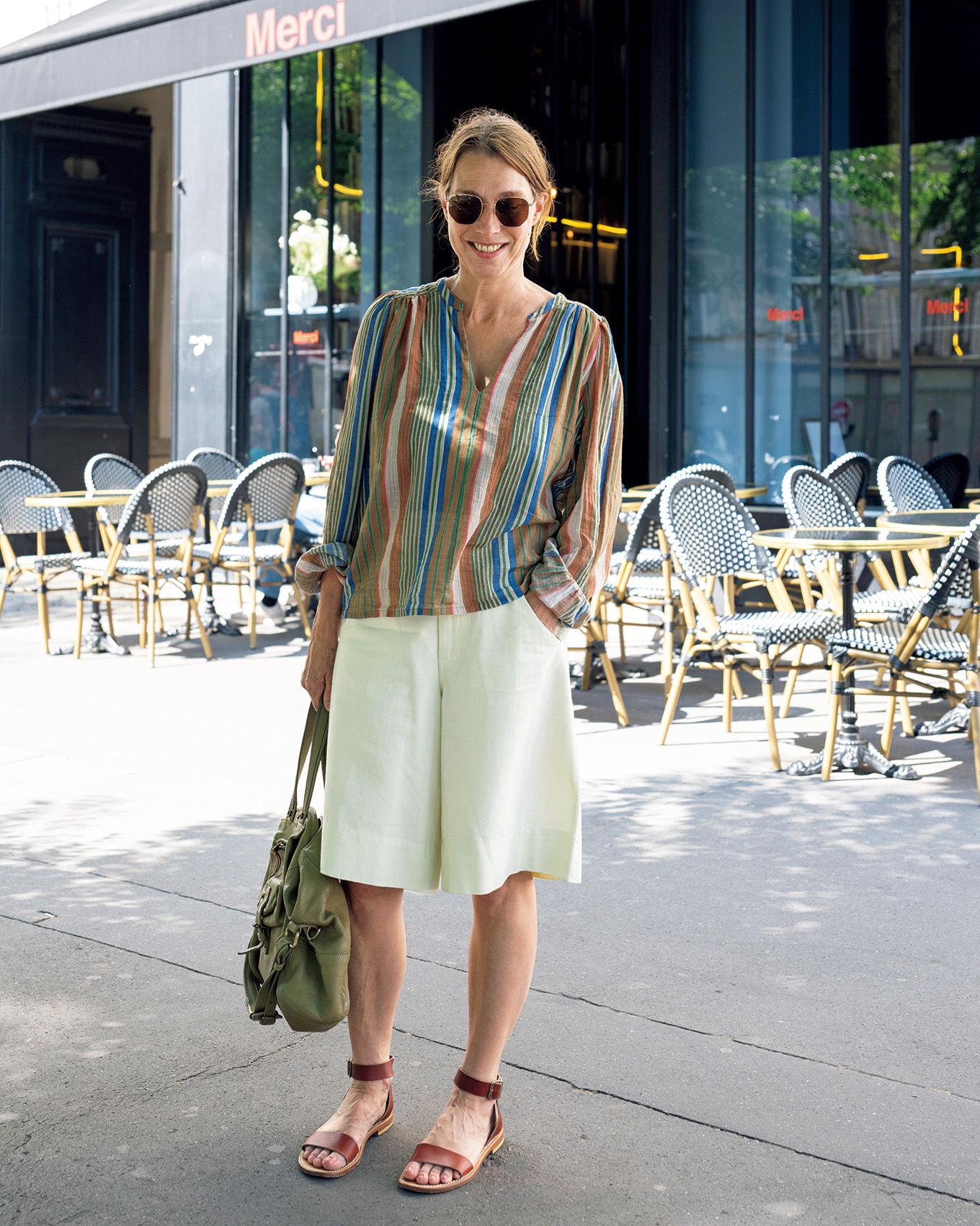 【パリマダムスナップ】バッグやサンダルの小物使いと色合わせで遊…