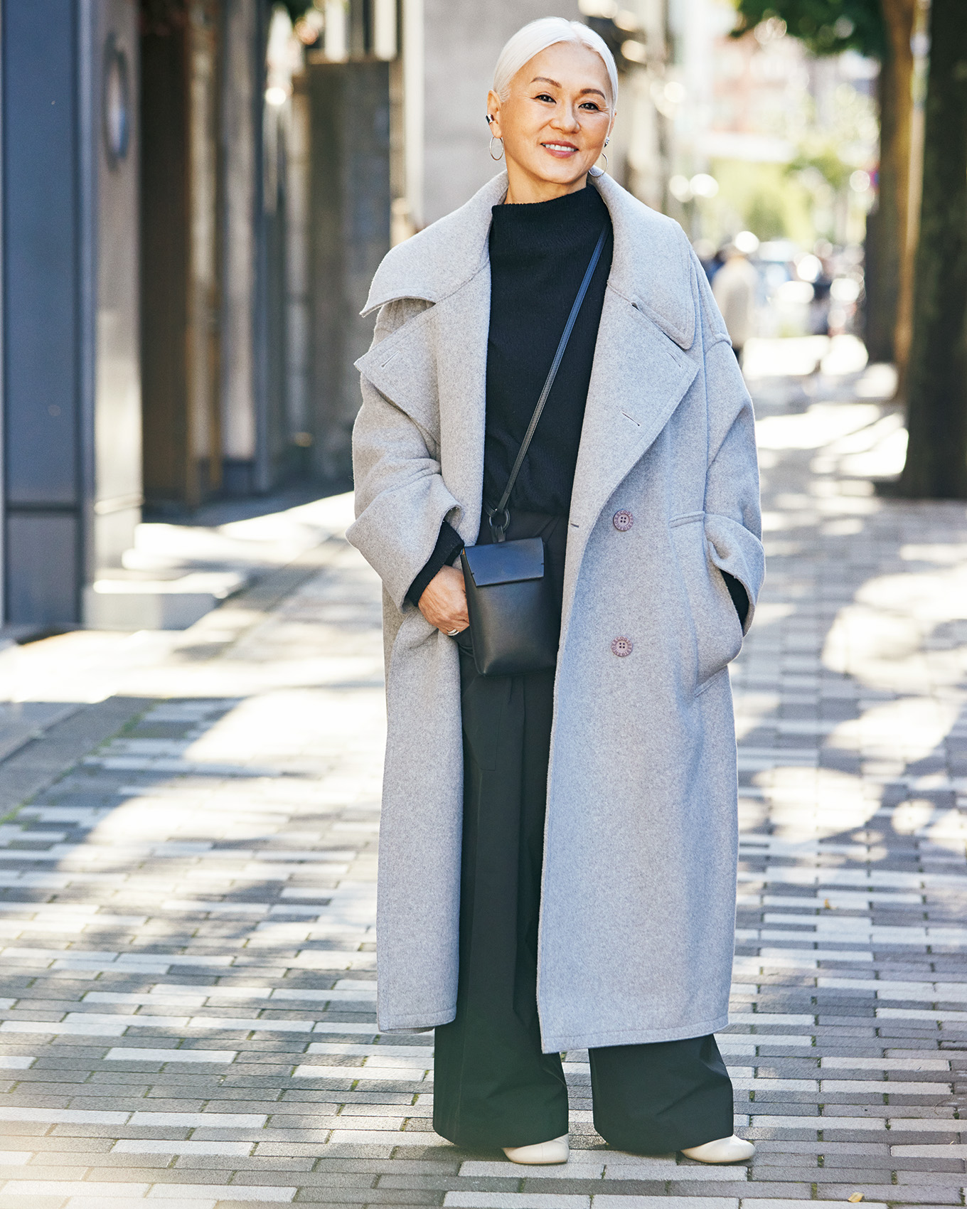 完璧なシルバーヘアはロンドンでも日本でも街中で褒められるほど。…