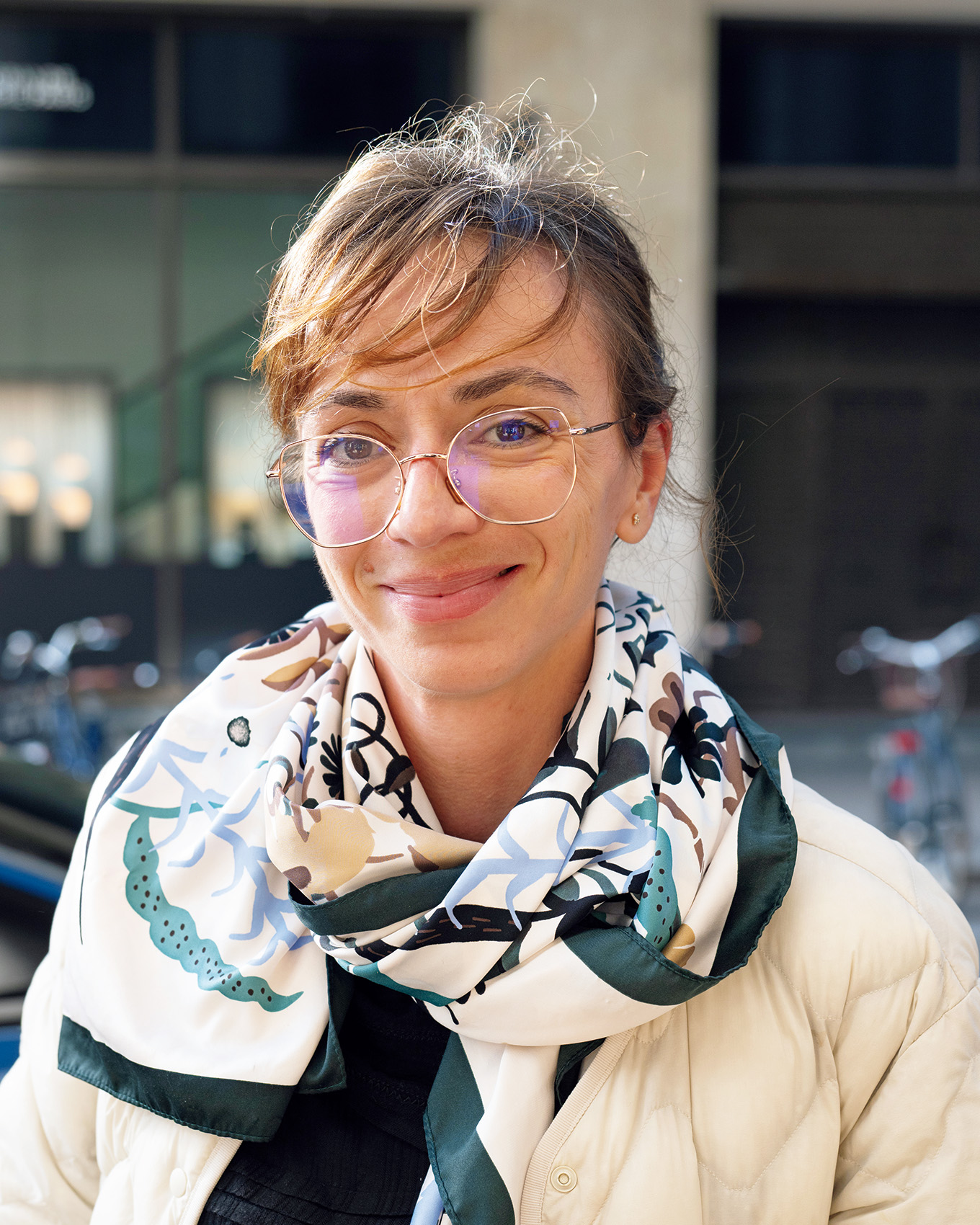 パリジェンヌの眼鏡スナップ。アクセサリー感覚でシンプルなヘアに…