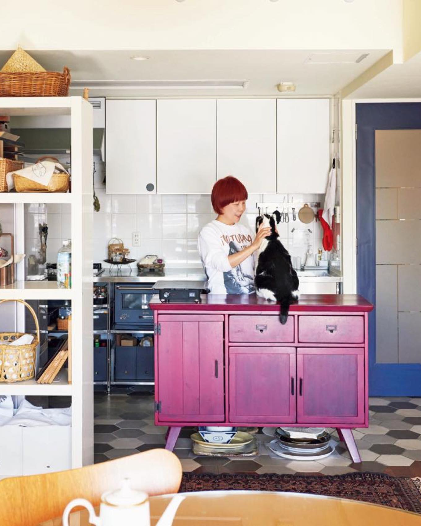 【山本浩未さんの色で遊ぶ家／前編】ガラスブロックの壁に囲まれた…