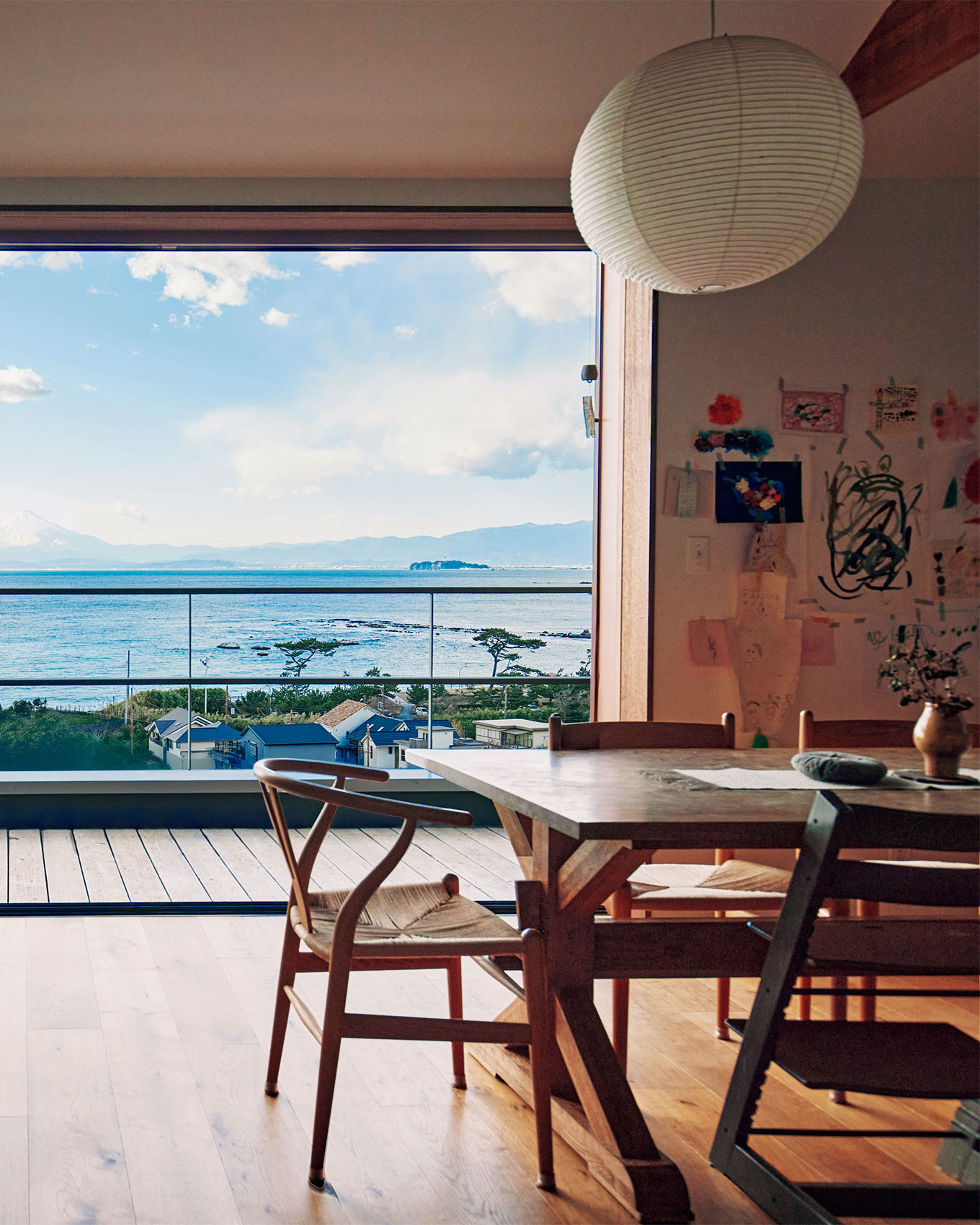 海と富士山を望む、全室オーシャンビューの家。【スタイリスト宇藤…